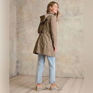 Back Bow Packable Hooded Raincoat
Cole Haan Signature In: Champagne